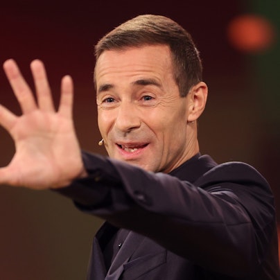 Moderator Kai Pflaume steht bei der Fernsehgala „Goldene Henne“ auf der Bühne.