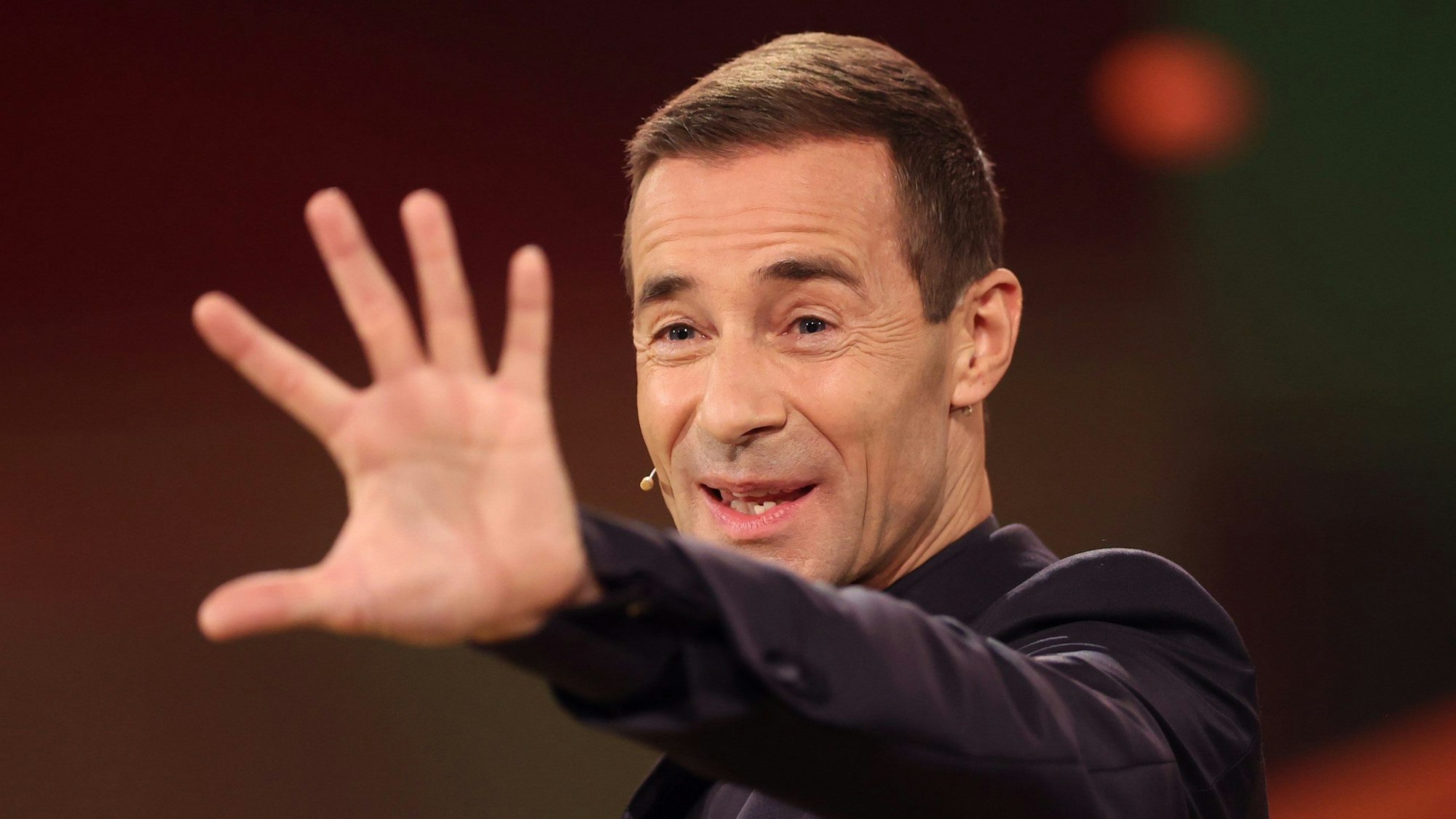 Moderator Kai Pflaume steht bei der Fernsehgala „Goldene Henne“ auf der Bühne.