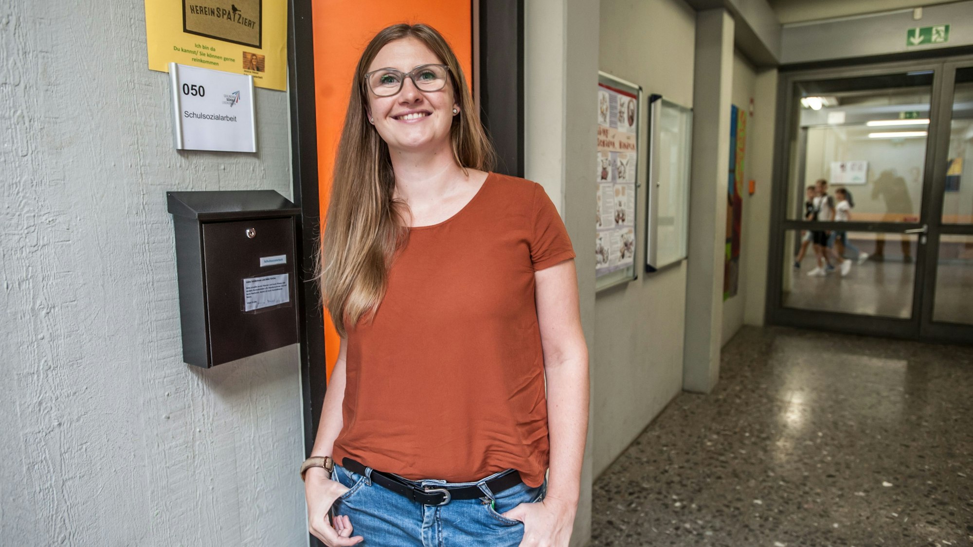 Jessica Meier steht auf dem Flur vor ihrem Büro in der Sekundarschule