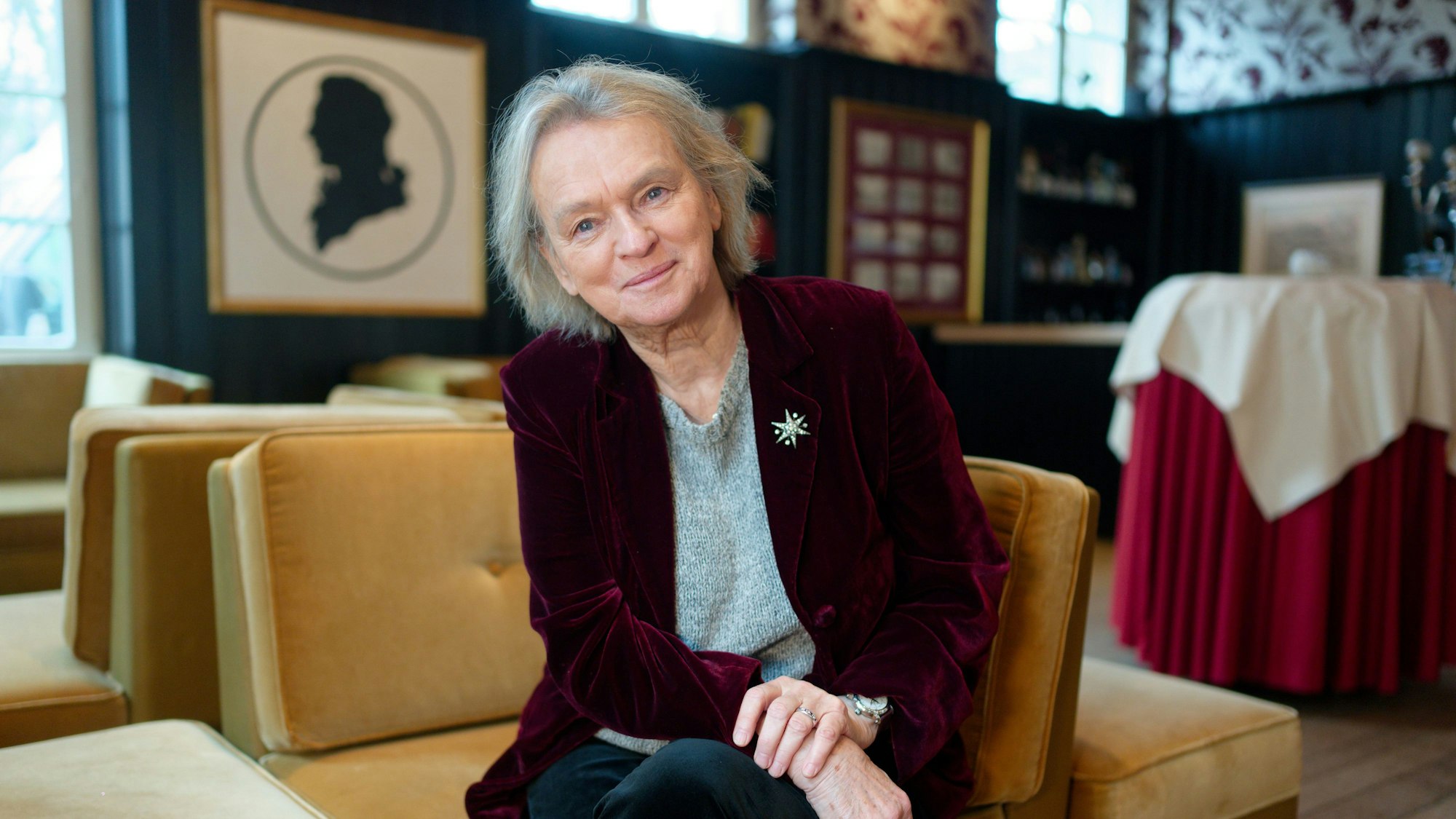 Die Schriftstellerin Elke Heidenreich sitzt im Raum Amadeus in der Wolkenburg in Köln.