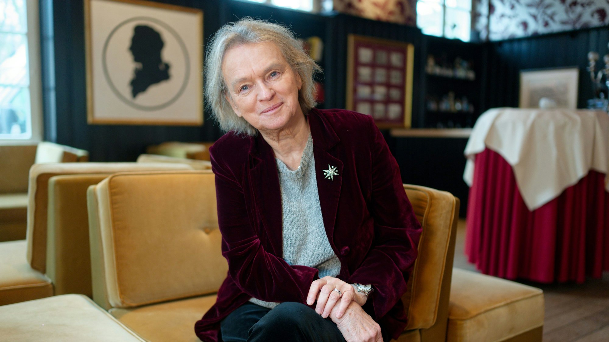 Die Schriftstellerin Elke Heidenreich sitzt im Raum Amadeus in der Wolkenburg in Köln. Sie trägt einen grauen Pullover und eine dunkelrote Jacke