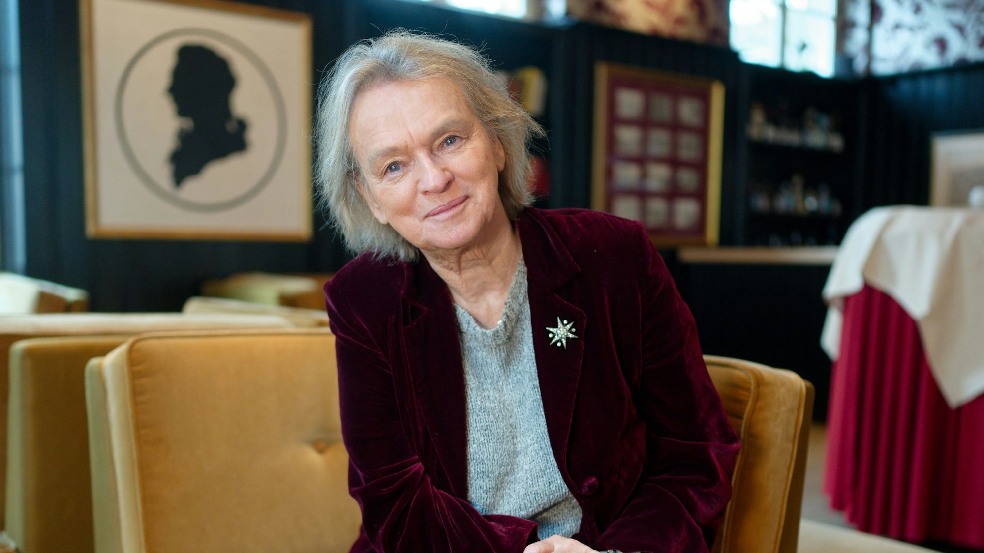 PRODUKTION - 09.01.2023, Nordrhein-Westfalen, Köln: Die Schriftstellerin Elke Heidenreich sitzt im Raum Amadeus in der Wolkenburg in Köln. Die Schriftstellerin feiert am 15.02.2023 ihren 80. Geburtstag. (zu dpa: ««War alles schön» - Elke Heidenreich wird 80») Foto: Henning Kaiser/dpa +++ dpa-Bildfunk +++