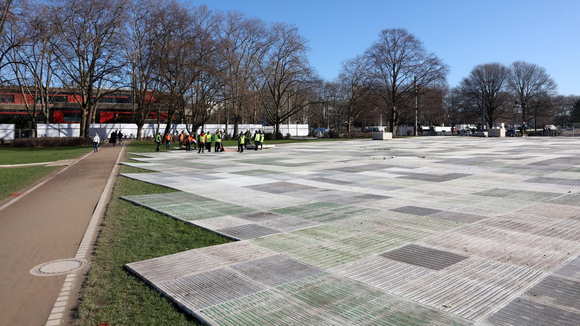 13.02.2023
Köln:
Uni-Wiesen wird vor Karneval mit Platten abgedeckt. Die Fläche liegt in einem Landschaftsschutzgebiet und so soll vor Schäden geschützt werden. Die Maßnahme kostet 500.000 Euro.
Foto: Martina Goyert