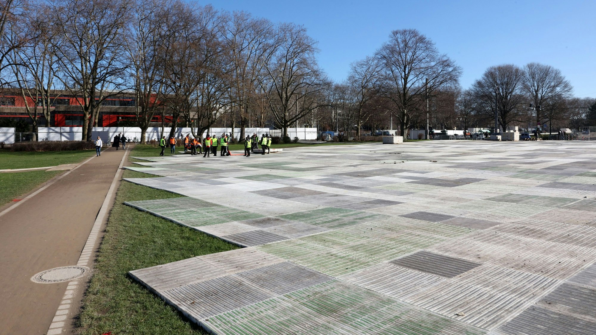 13.02.2023
Köln:
Uni-Wiesen wird vor Karneval mit Platten abgedeckt. Die Fläche liegt in einem Landschaftsschutzgebiet und so soll vor Schäden geschützt werden. Die Maßnahme kostet 500.000 Euro.
Foto: Martina Goyert