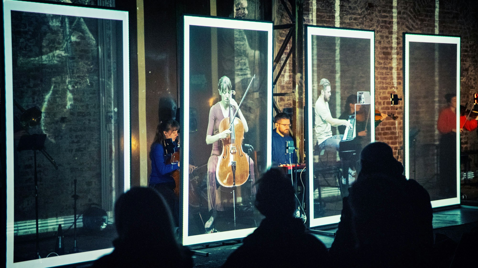 Pablo Garretons Musiktheaterstück „Transparence“ zeigt, wie die Musiker des Ensembles Electronic ID hinter ihren Projektionen verschwinden.
