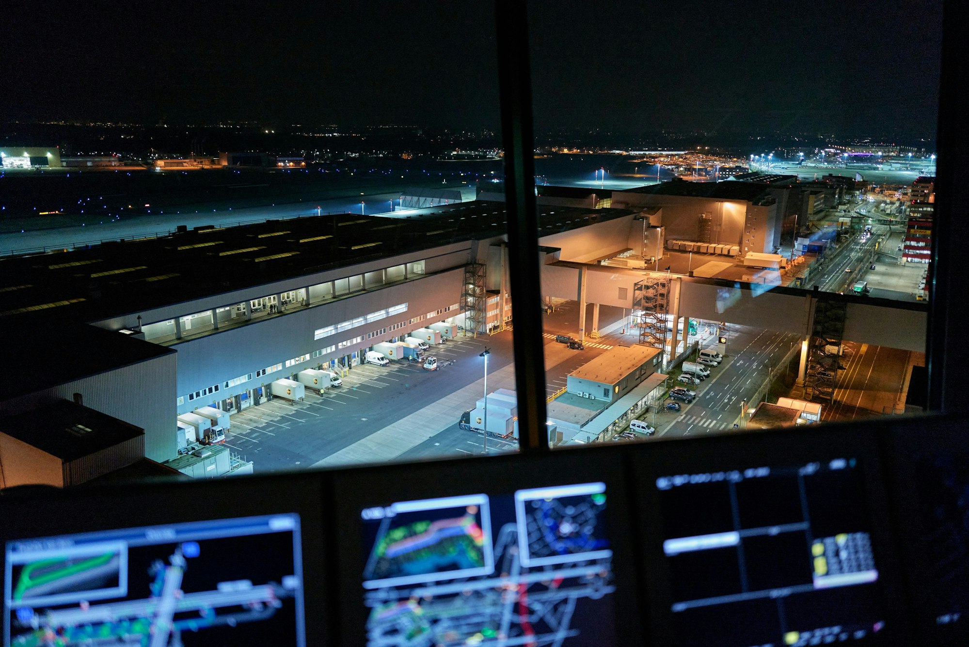 Blick auf die Sortierhalle und Zentrale von UPS vom Tower.
