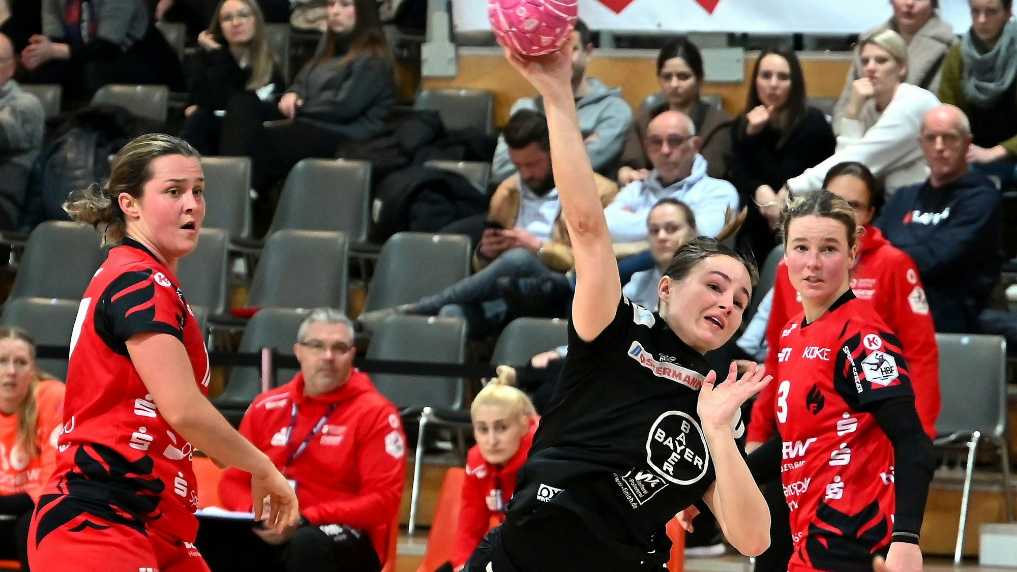 12.02.2023, Handball-Bayer Leverkusen-HSG Bensheim
mitte: Sophia Cormann (Bayer)
Foto: Uli Herhaus