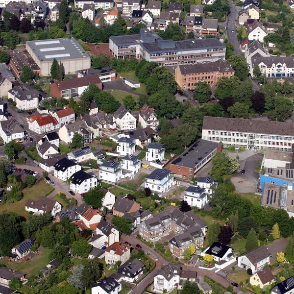 Das Berufskolleg Bergisch Gladbach aus der Luft fotografiert.