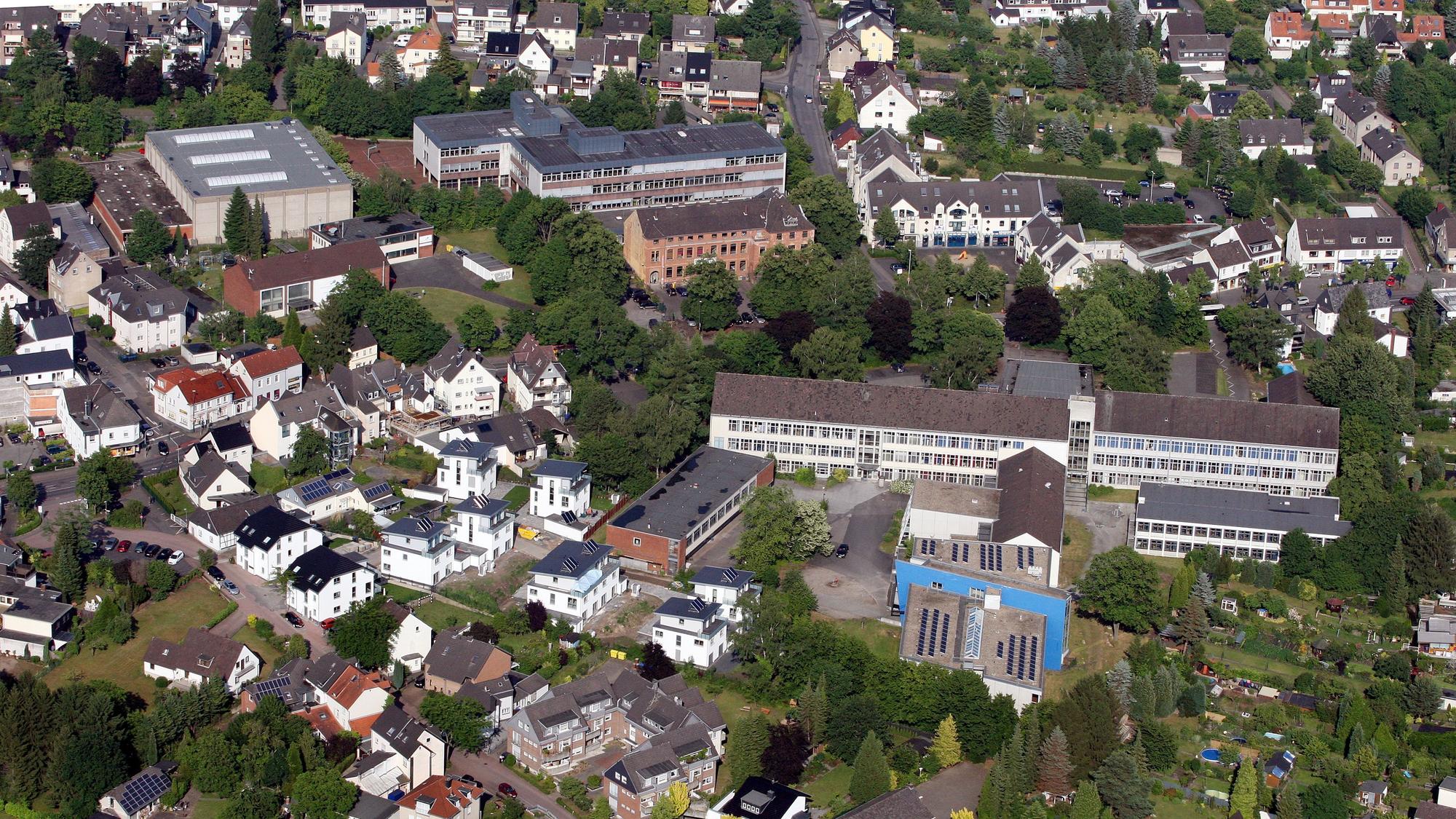 Das Berufskolleg Bergisch Gladbach aus der Luft fotografiert.