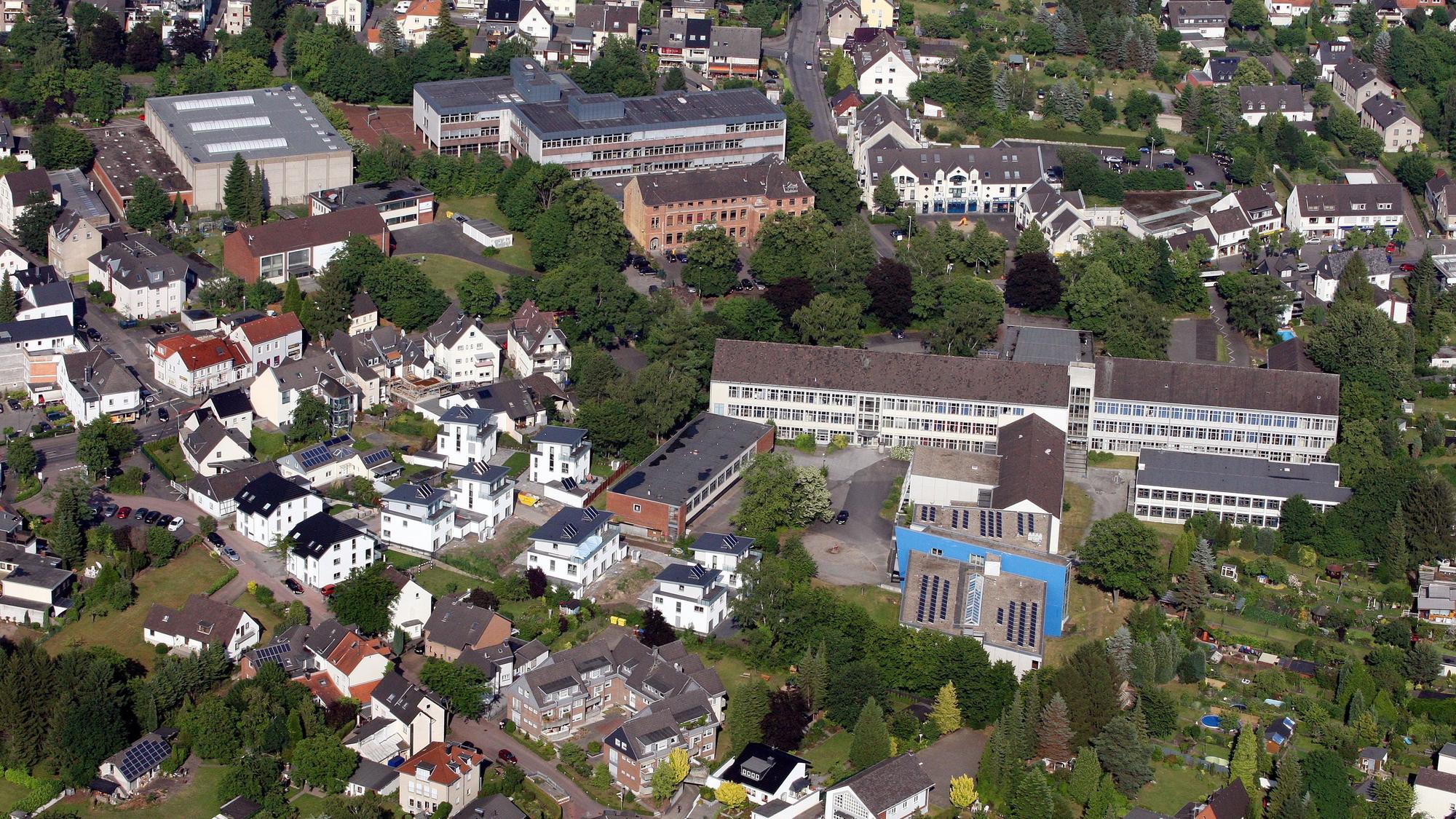 Das Berufskolleg Bergisch Gladbach aus der Luft fotografiert.