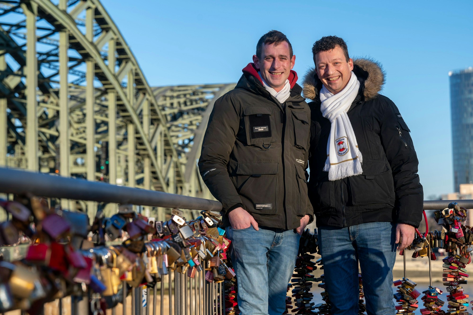 Kevin und Chris Keitsch stehen vor der Hohenzollernbrücke.