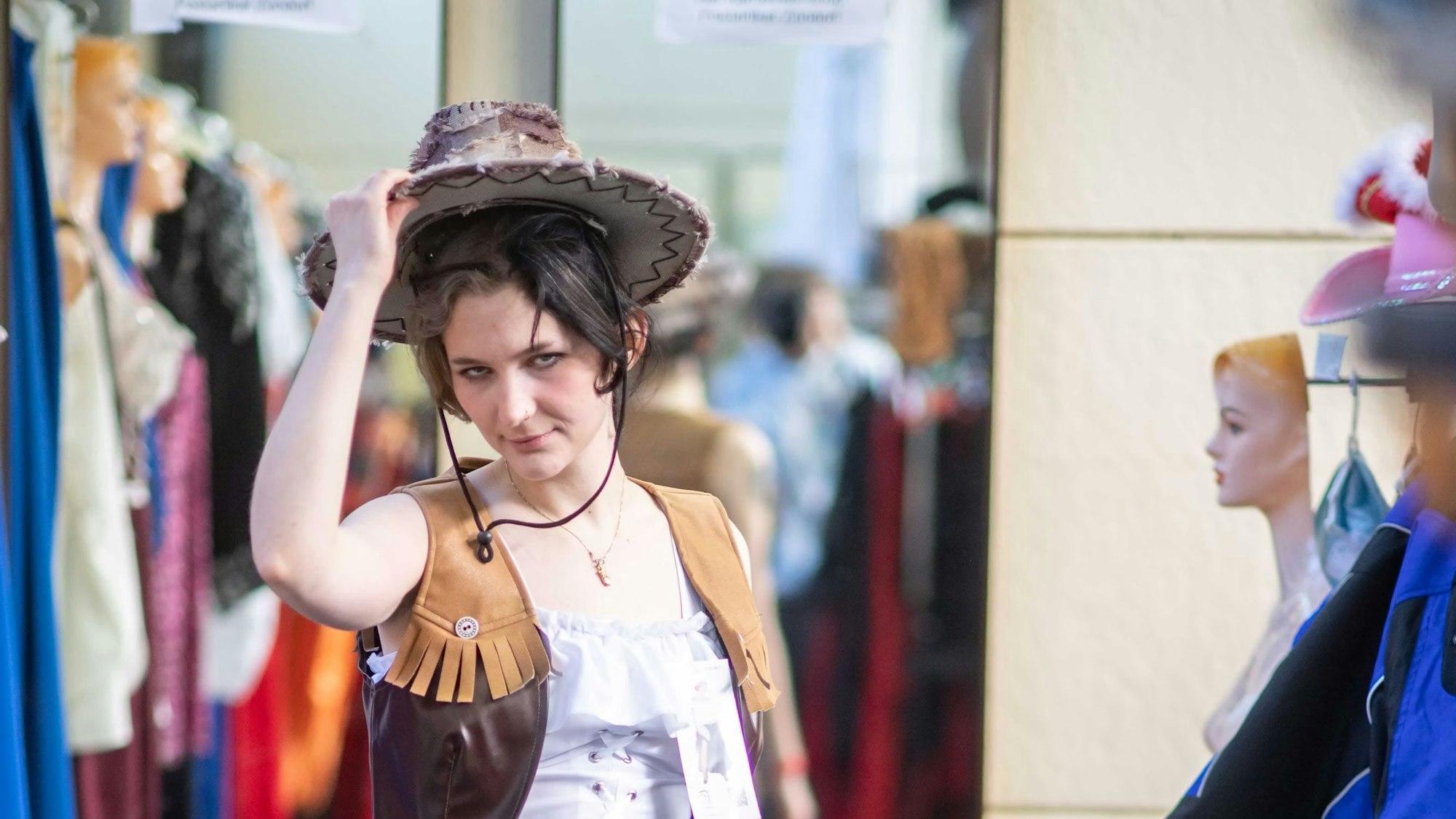 Elena lüftet ihren Cowboy-Hut.