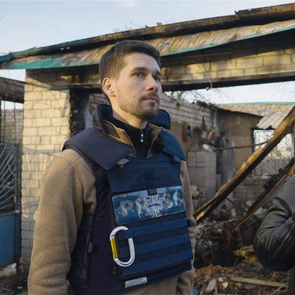 ARD-Korrespondent Vassili Golod steht während einer bei Recherchereise neben Viktoria. Die Frau lebte 15 Kilometer entfernt von der Grenze zu Russland, den Kontakt zu ihren Verwandten dort hat sie abgebrochen.
