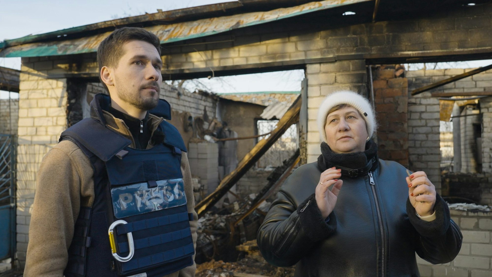 ARD-Korrespondent Vassili Golod steht während einer bei Recherchereise neben Viktoria. Die Frau lebte 15 Kilometer entfernt von der Grenze zu Russland, den Kontakt zu ihren Verwandten dort hat sie abgebrochen.