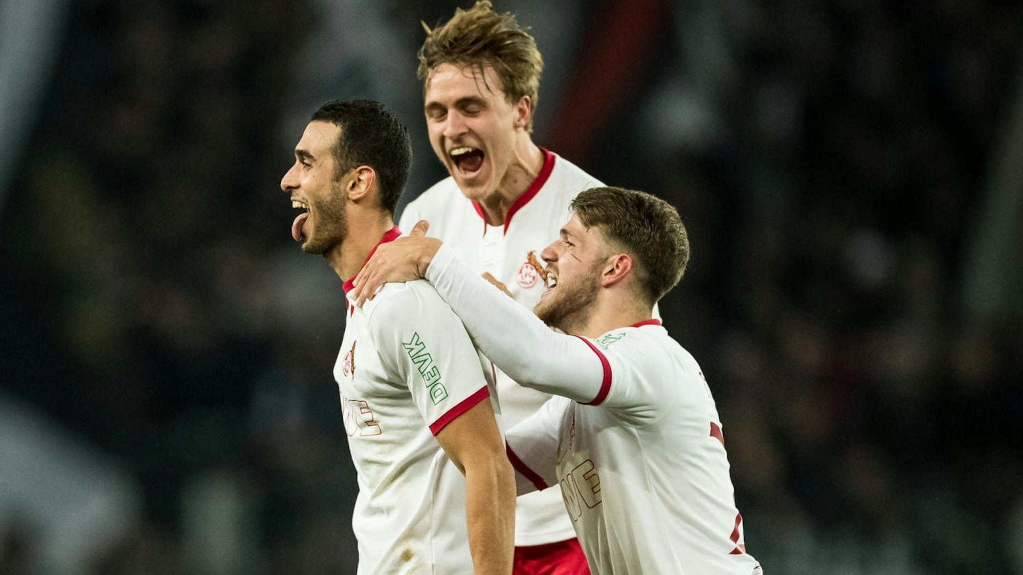 Torschütze Ellyes Skhiri lässt sich von seinen Mannschaftskollegen feiern.