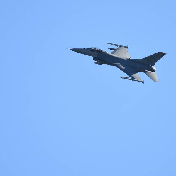 Ein Kampfflugzeug vom Typ F-16 überfliegt die Start- und Landebahn eines US-Militärflughafens.