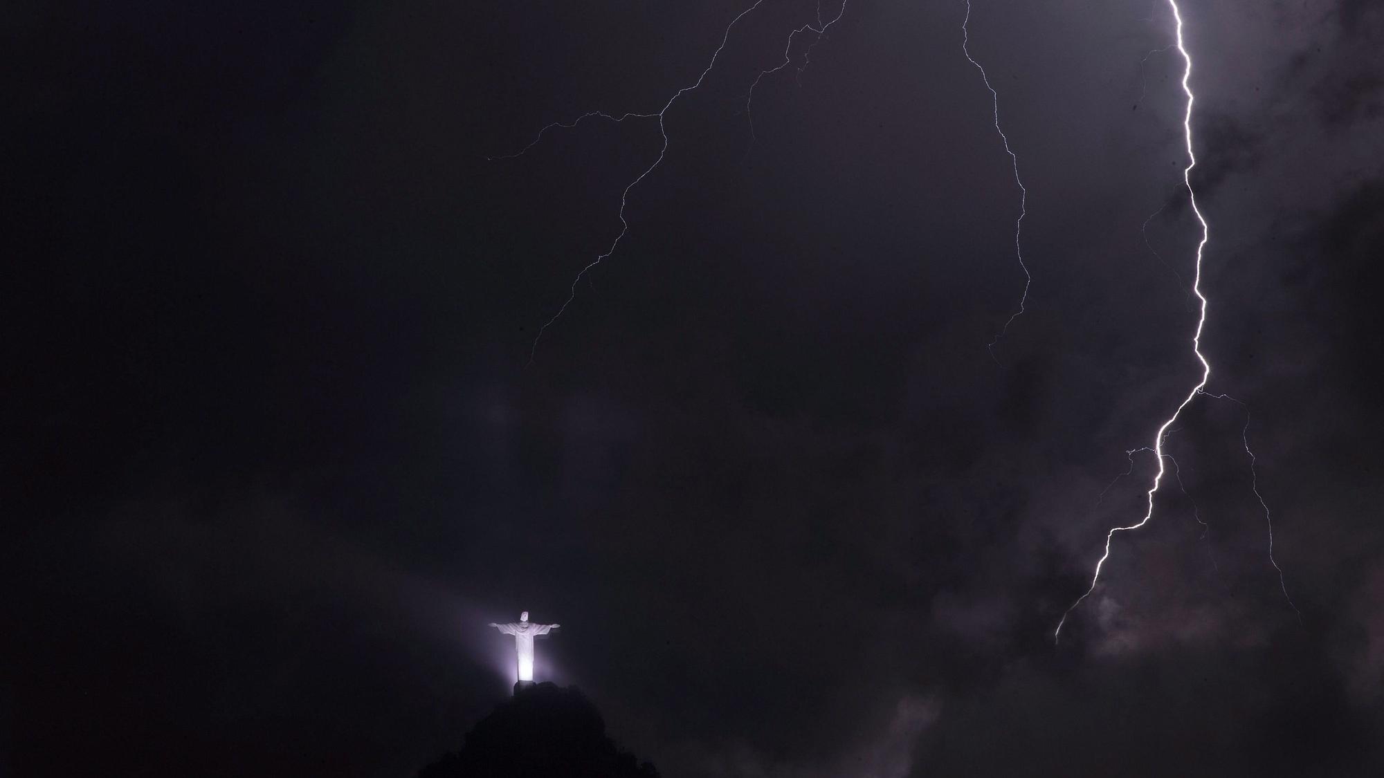 Die Christusstaue „Cristo Redentor“, zu Deutsch „Christus, der Erlöser“, bei einem Unwetter in der brasilianischen Metropole Rio de Janeiro.
