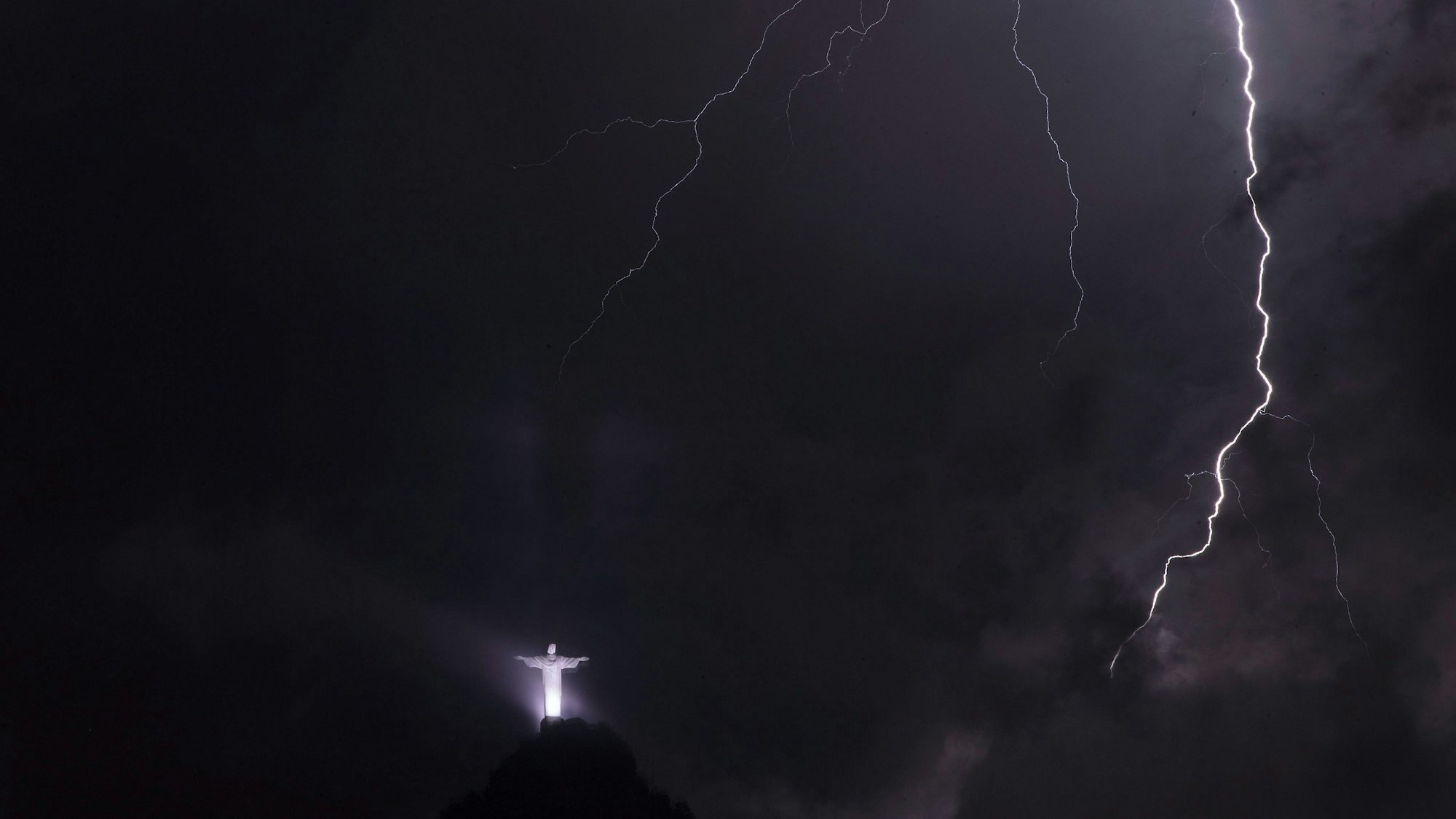 Die Christusstaue „Cristo Redentor“, zu Deutsch „Christus, der Erlöser“, bei einem Unwetter in der brasilianischen Metropole Rio de Janeiro.