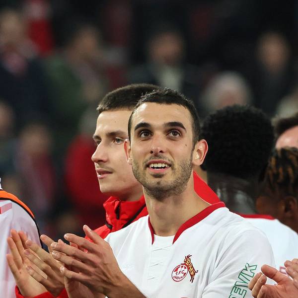 Ellyes Skhiri applaudiert den Fans nach dem 3:0-Sieg des 1. FC Köln gegen Eintracht Frankfurt.