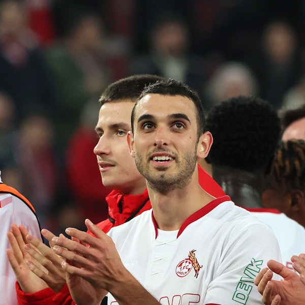 Ellyes Skhiri applaudiert den Fans nach dem 3:0-Sieg des 1. FC Köln gegen Eintracht Frankfurt.