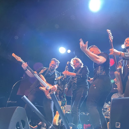 Die Karnevalsband Höhner spielt auf einer Bühne.