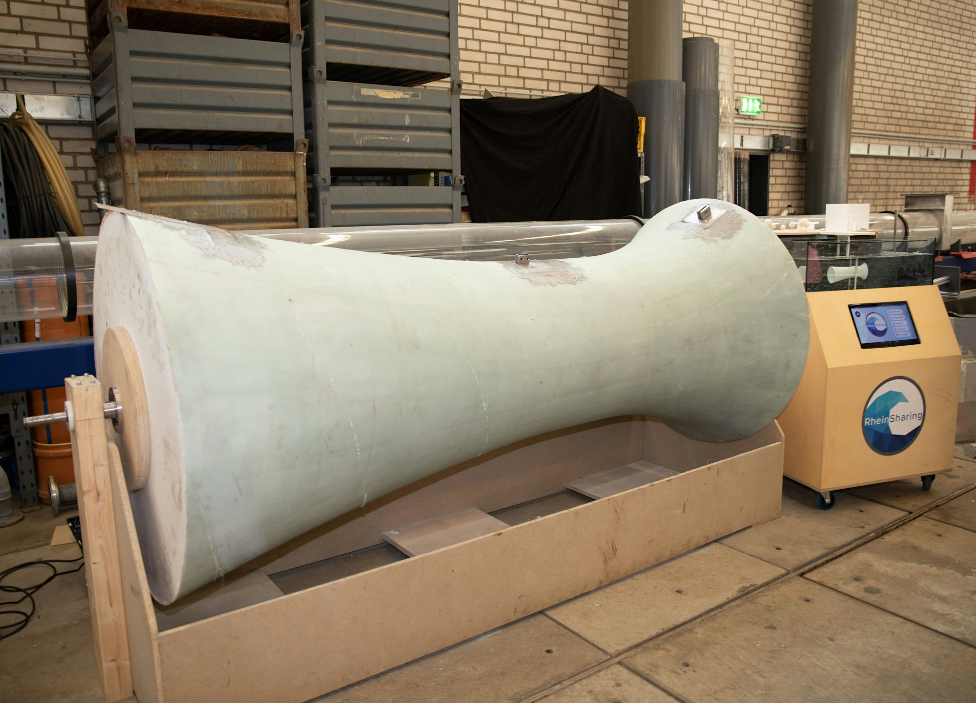 Rund zweieinhalb Meter lang, ein Durchmesser von 1,2 Meter: der Prototyp des Kraftwerks wird derzeit gebaut. Er besteht aus Beton und ist in einer großen Halle.