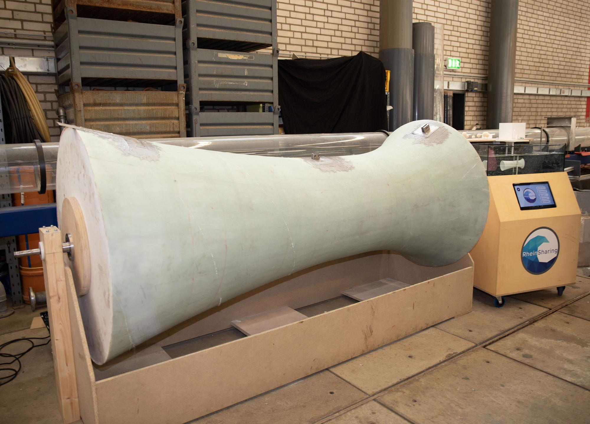 Rund zweieinhalb Meter lang, ein Durchmesser von 1,2 Meter: der Prototyp des Kraftwerks wird derzeit gebaut. Er besteht aus Beton und ist in einer großen Halle.