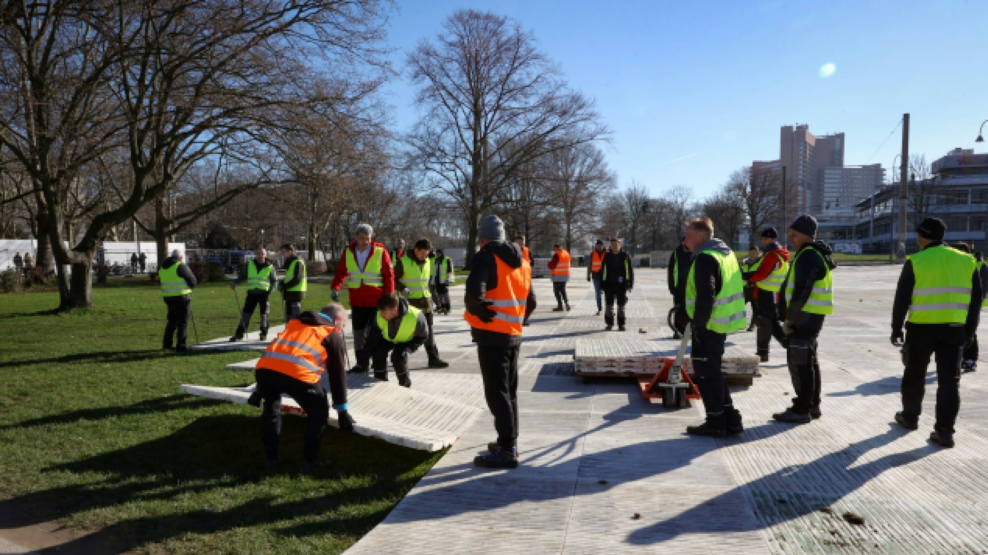 Die Uni-Wiesen werden vor Karneval mit Platten abgedeckt. Die Fläche liegt in einem Landschaftsschutzgebiet und so soll vor Schäden geschützt werden. Die Maßnahme kostet 500.000 Euro.