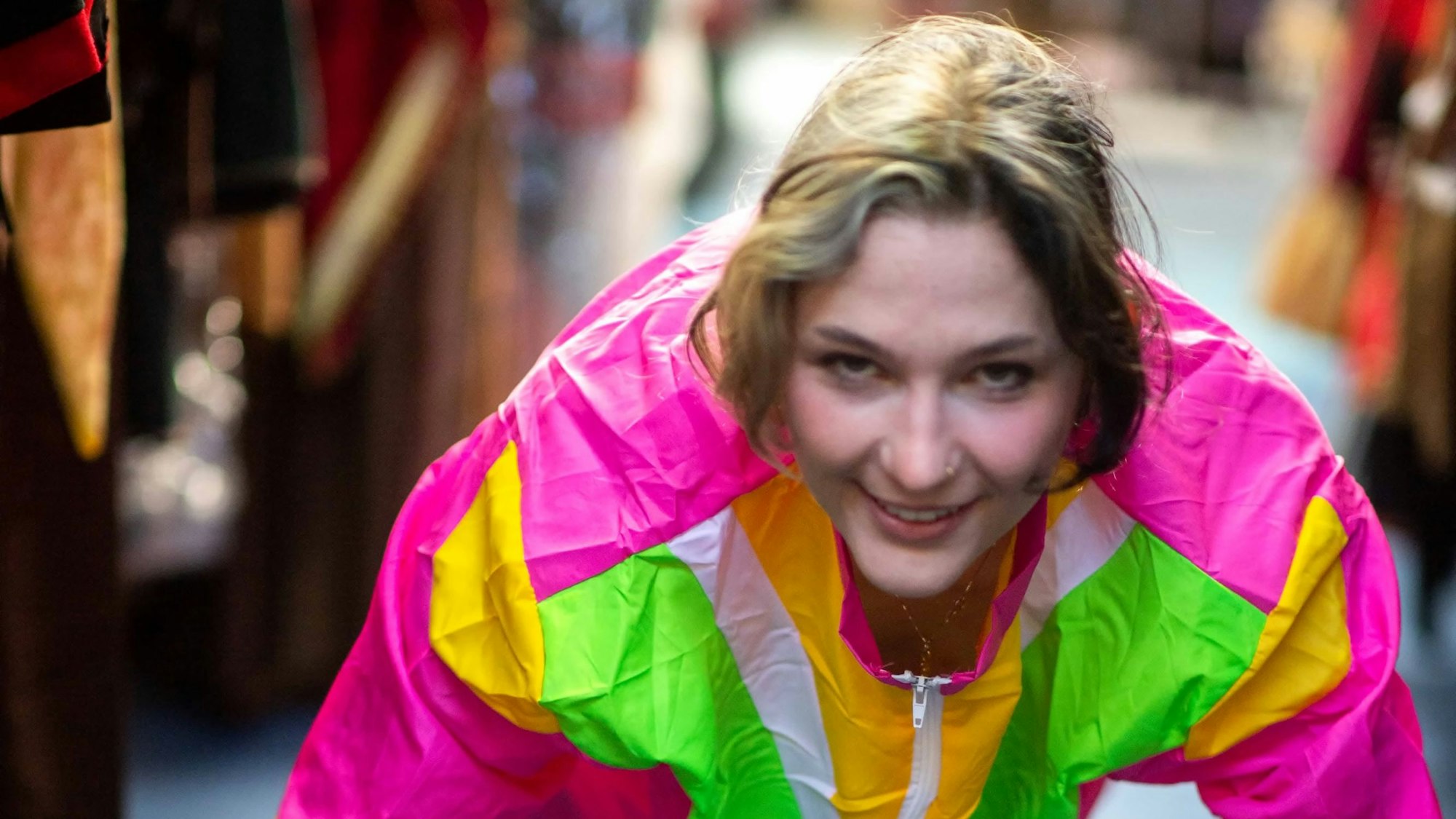 Elena Pintus macht Liegestütze in einem bunten Trainingsanzug.