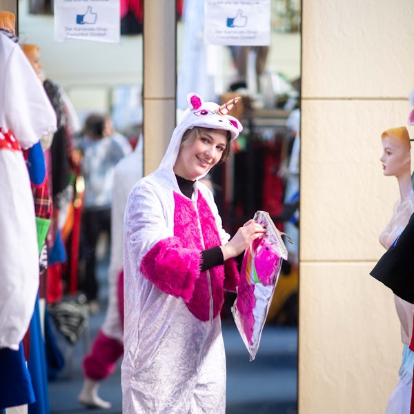 Eine Karnevalistin trägt ein Einhorn-Kostüm.