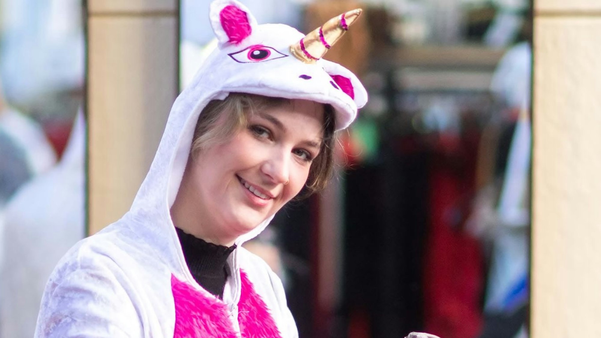 Eine Karnevalistin trägt ein Einhorn-Kostüm.
