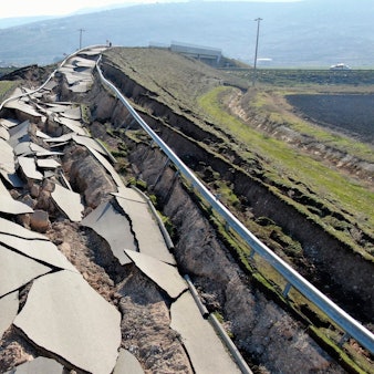 Türkei, Koseli: Eine Straße ist nach dem verheerenden Erdbeben vom 06.02.2023 übersäht von Rissen.