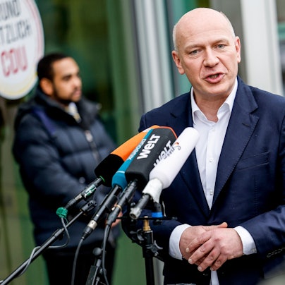 Kai Wegner (CDU), Spitzenkandidat seiner Partei bei der Berliner Wahl zum Abgeordnetenhaus, spricht am Tag nach der Wahl, vor der Präsidiumssitzung der CDU, am Konrad-Adenauer-Haus mit Vertretern der Medien.