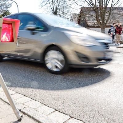 Ein Geschwindigkeitsmessgerät löst vor einer Schule bei einem Auto aus.