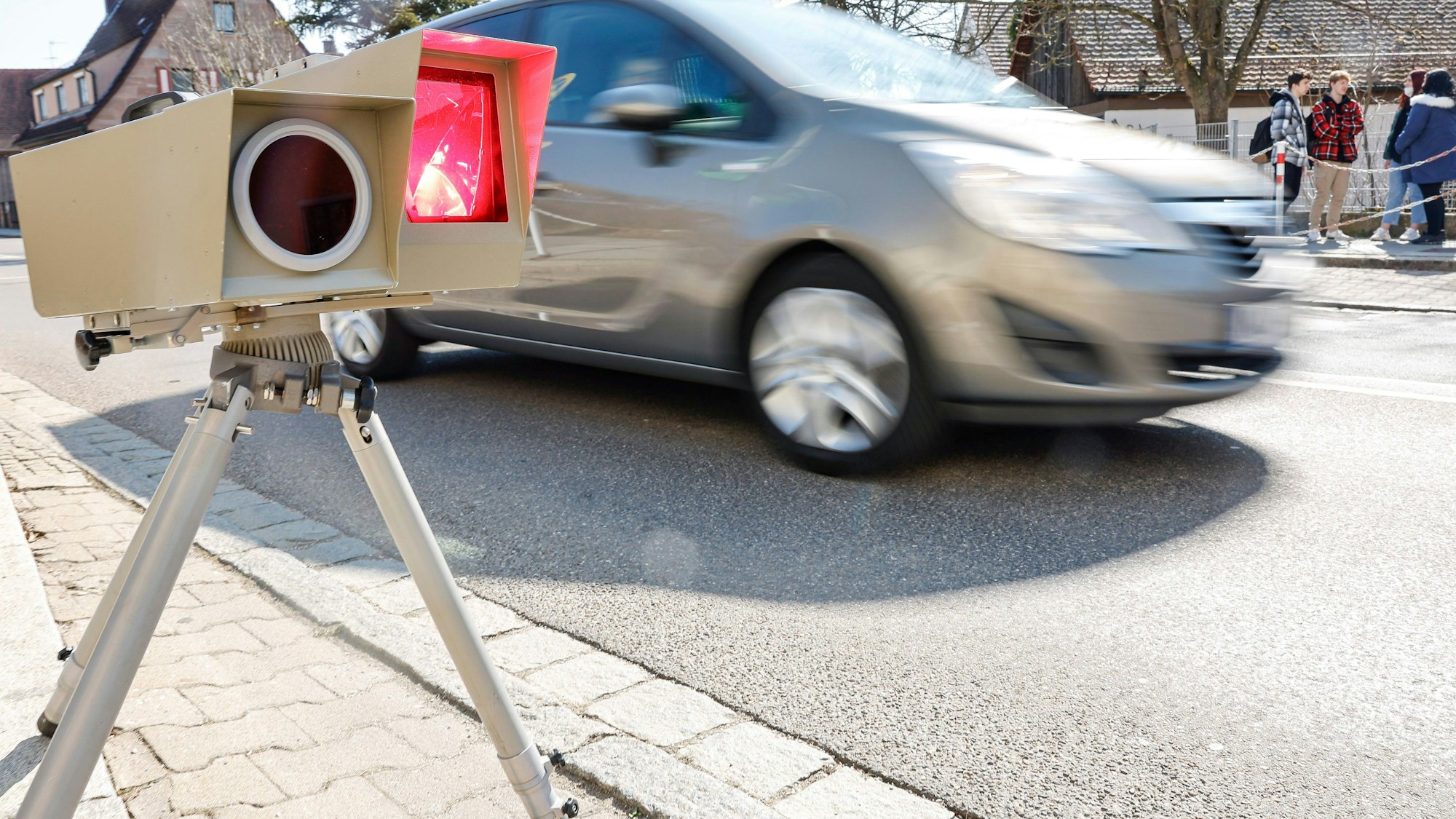 Ein Geschwindigkeitsmessgerät löst vor einer Schule bei einem Auto aus.