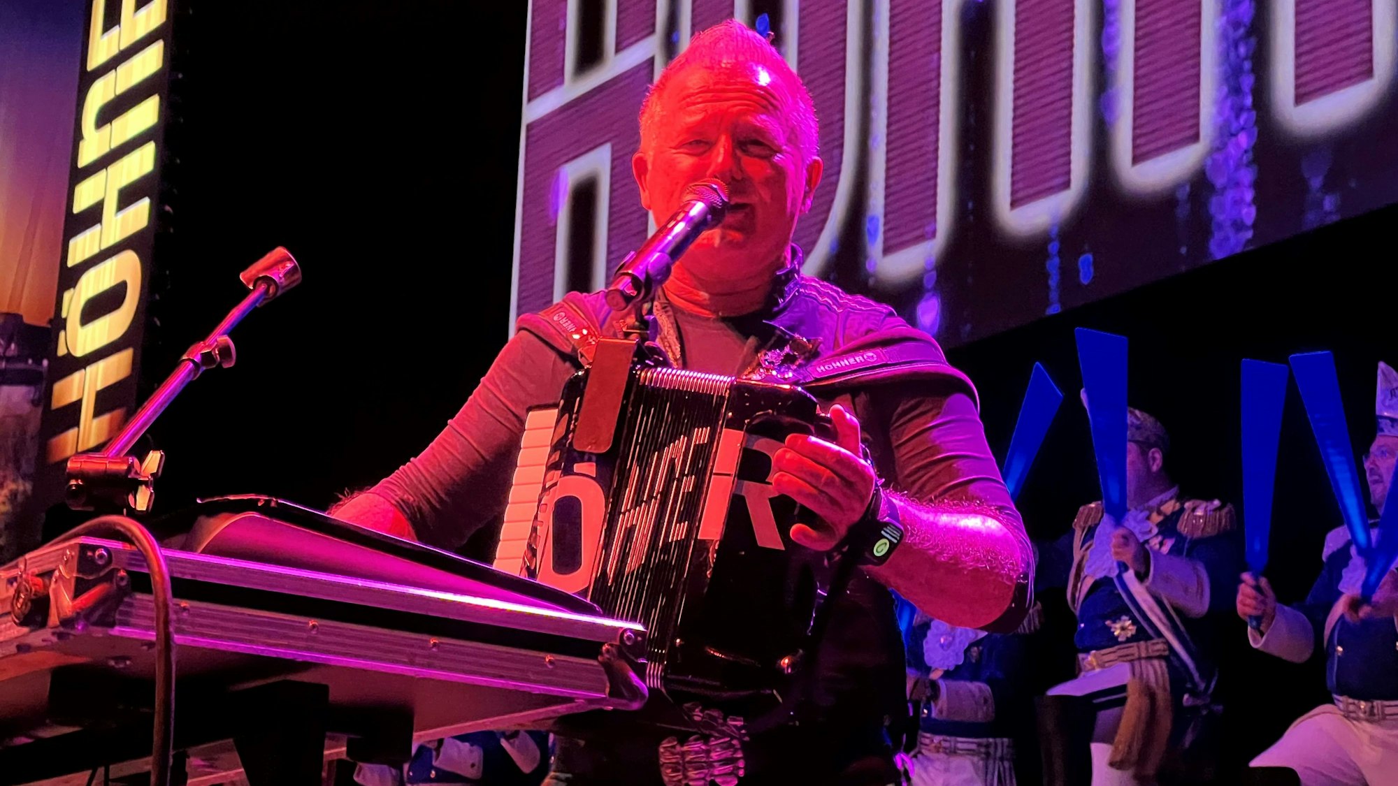 Höhner-Mitglied Micki Schläger spielt Klavier.