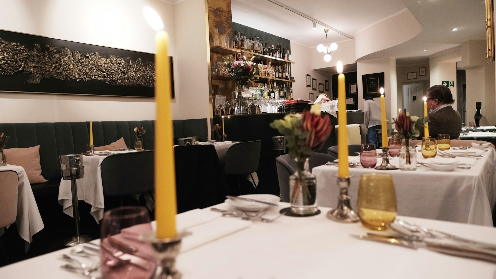 Der Innenraum des La Societé in Köln mit gedeckten Tischen und einer stilvollen Inneneinrichtung