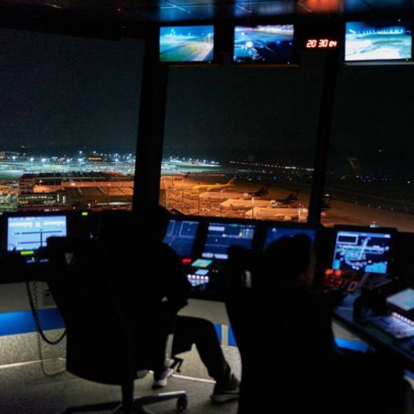 09.02.2023, Flughafen Köln-Bonn: Wir dokumentieren, was nachts auf dem Flughafen passiert. Blick in den Tower und auf das Flugvorfeld. Foto: Christian Festag