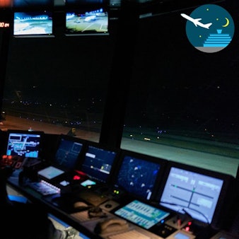 Blick in den Tower und auf das Flugvorfeld.