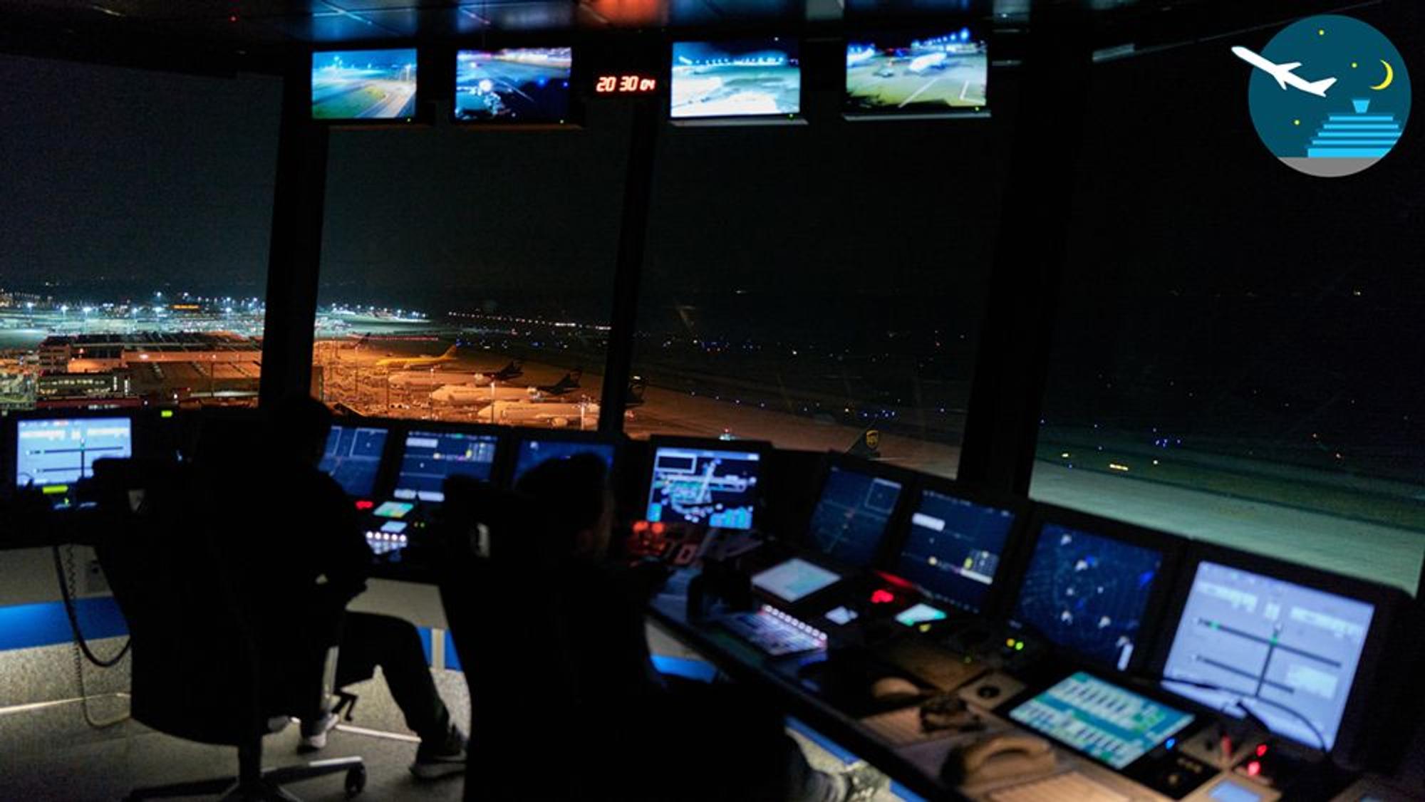 Blick in den Tower und auf das Flugvorfeld.