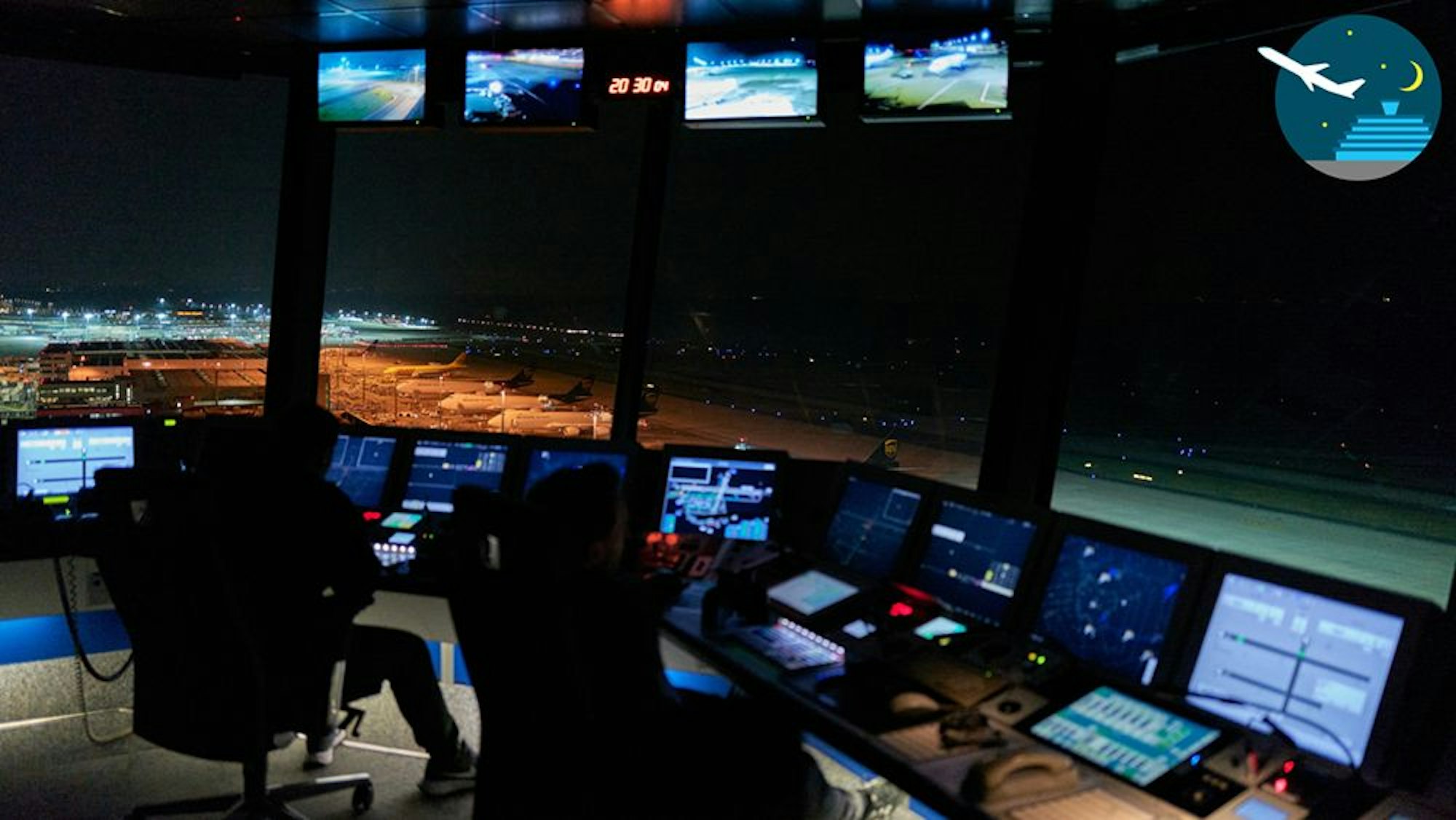 Blick in den Tower und auf das Flugvorfeld.