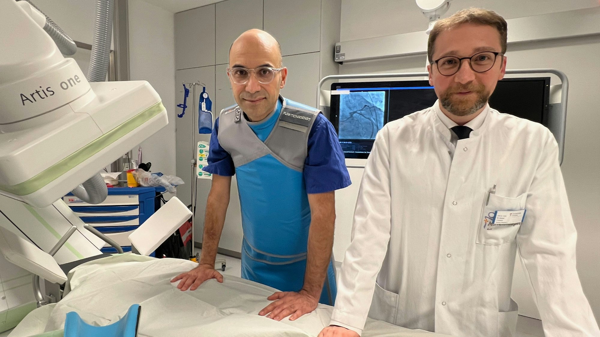 Das Foto zeigt Chefarzt Dr. Rami Homsi und sein Oberarzt Reza Abbassian am neuen Linksherzkatheter-Messplatz im Marienhospital in Brühl.