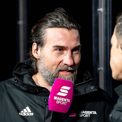 Andreas Renz am Magenta-Mikro mit Sascha Bandermann