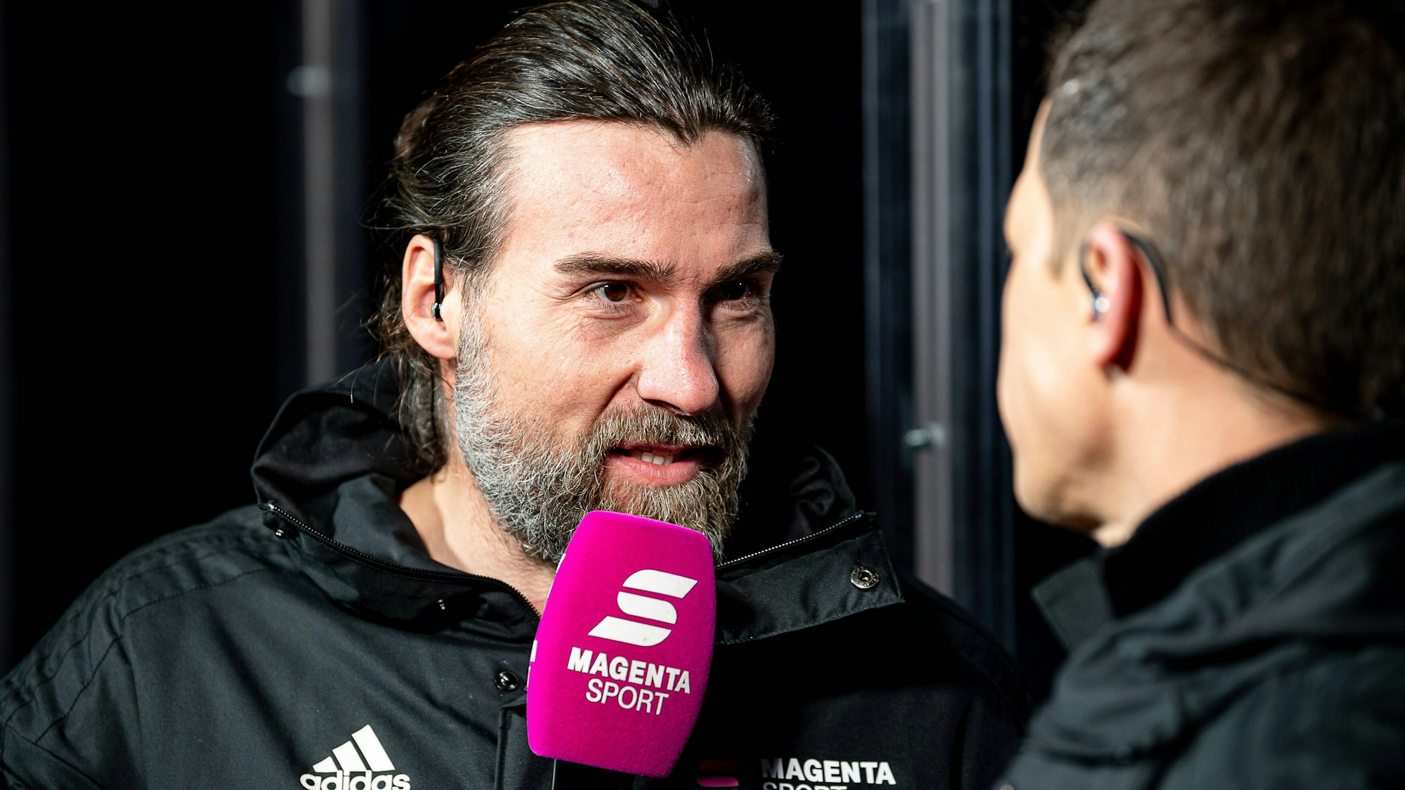 Andreas Renz am Magenta-Mikro mit Sascha Bandermann