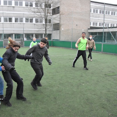 Kinder spielen gemeinsam Fußball