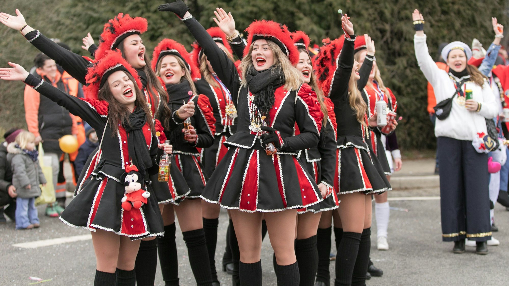 Es ist eine Gruppe verkleideter Frauen zu sehen.
