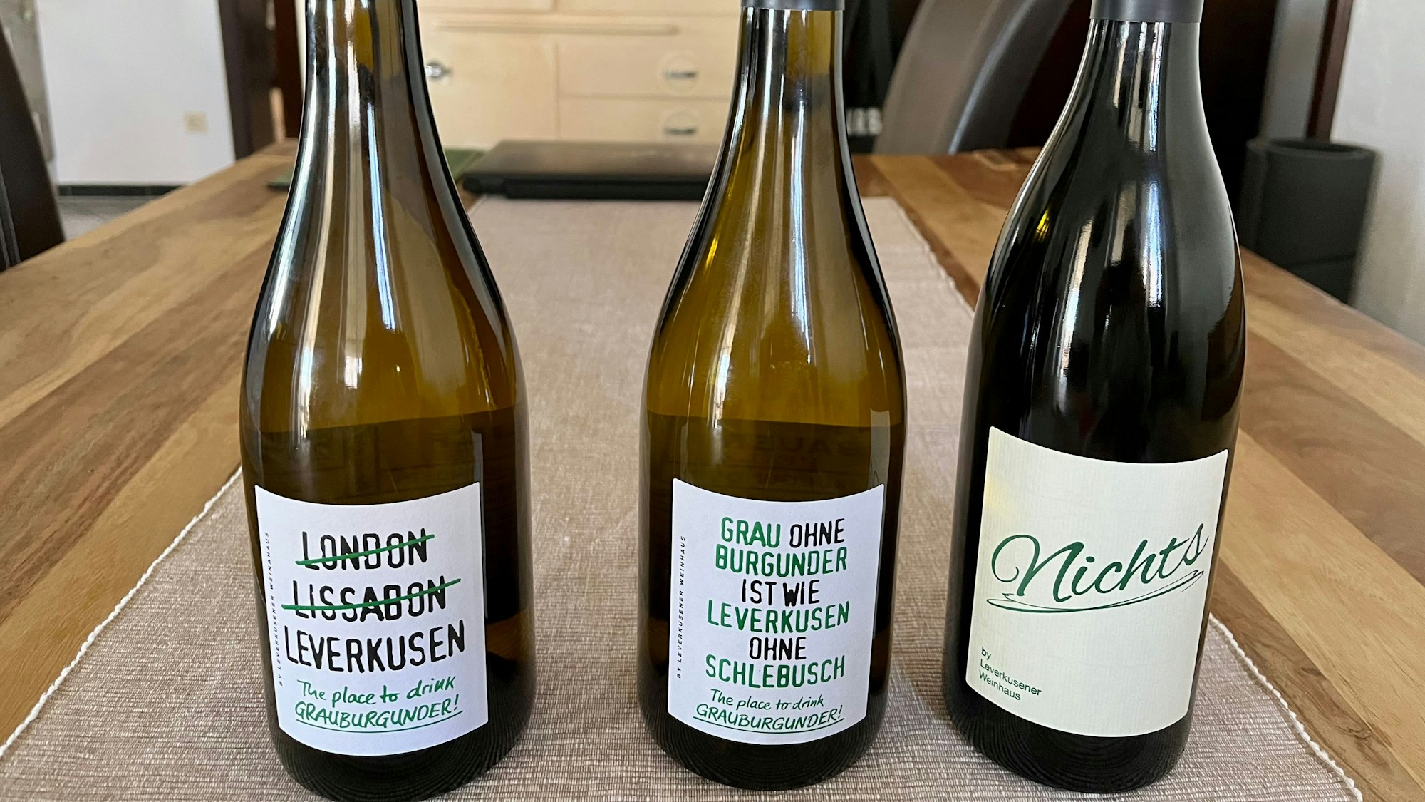 Drei Weinflaschen auf einem Tisch