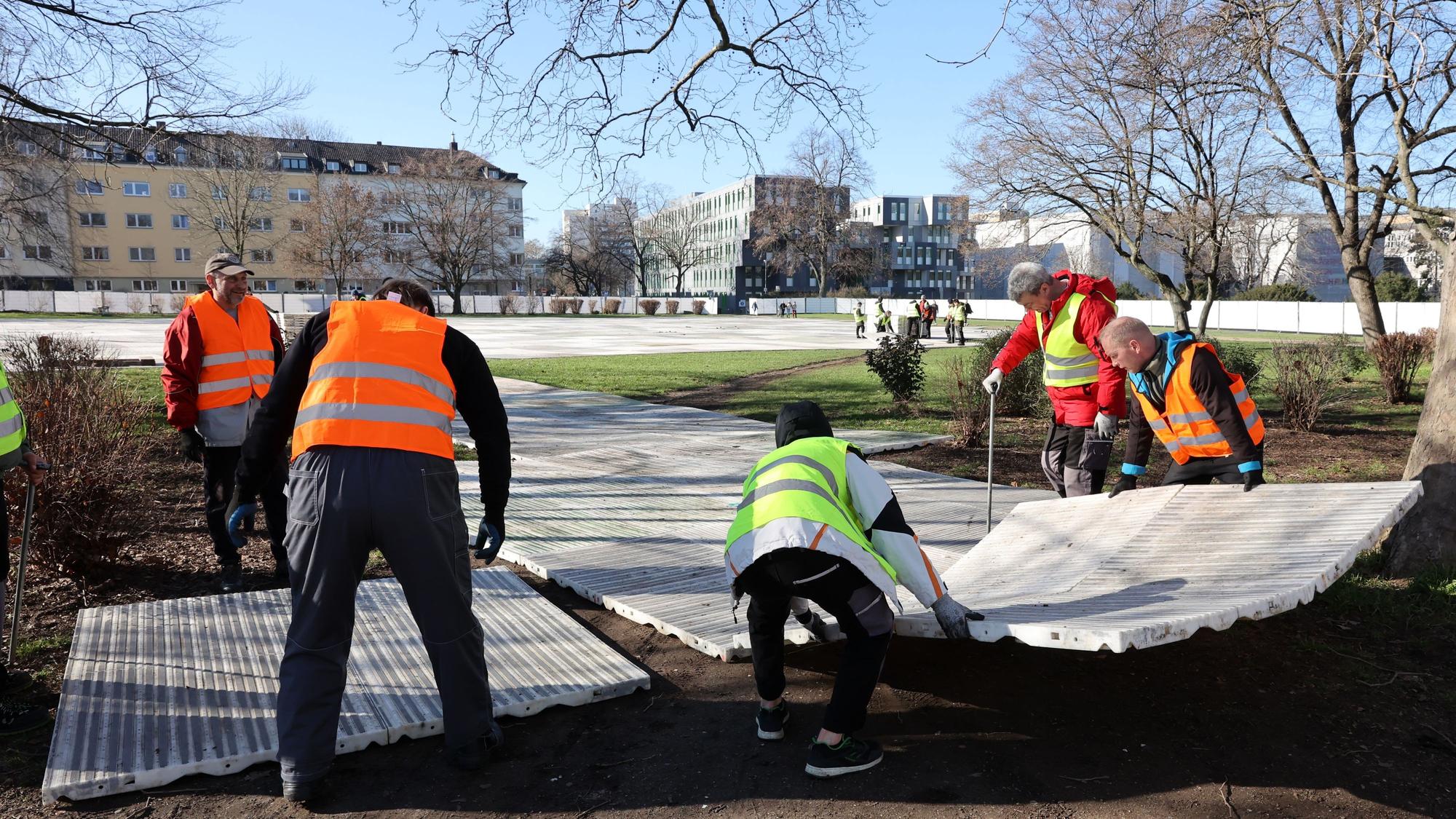 13.02.2023
Köln:
Uni-Wiesen wird vor Karneval mit Platten abgedeckt. Die Fläche liegt in einem Landschaftsschutzgebiet und so soll vor Schäden geschützt werden. Die Maßnahme kostet 500.000 Euro.
Foto: Martina Goyert