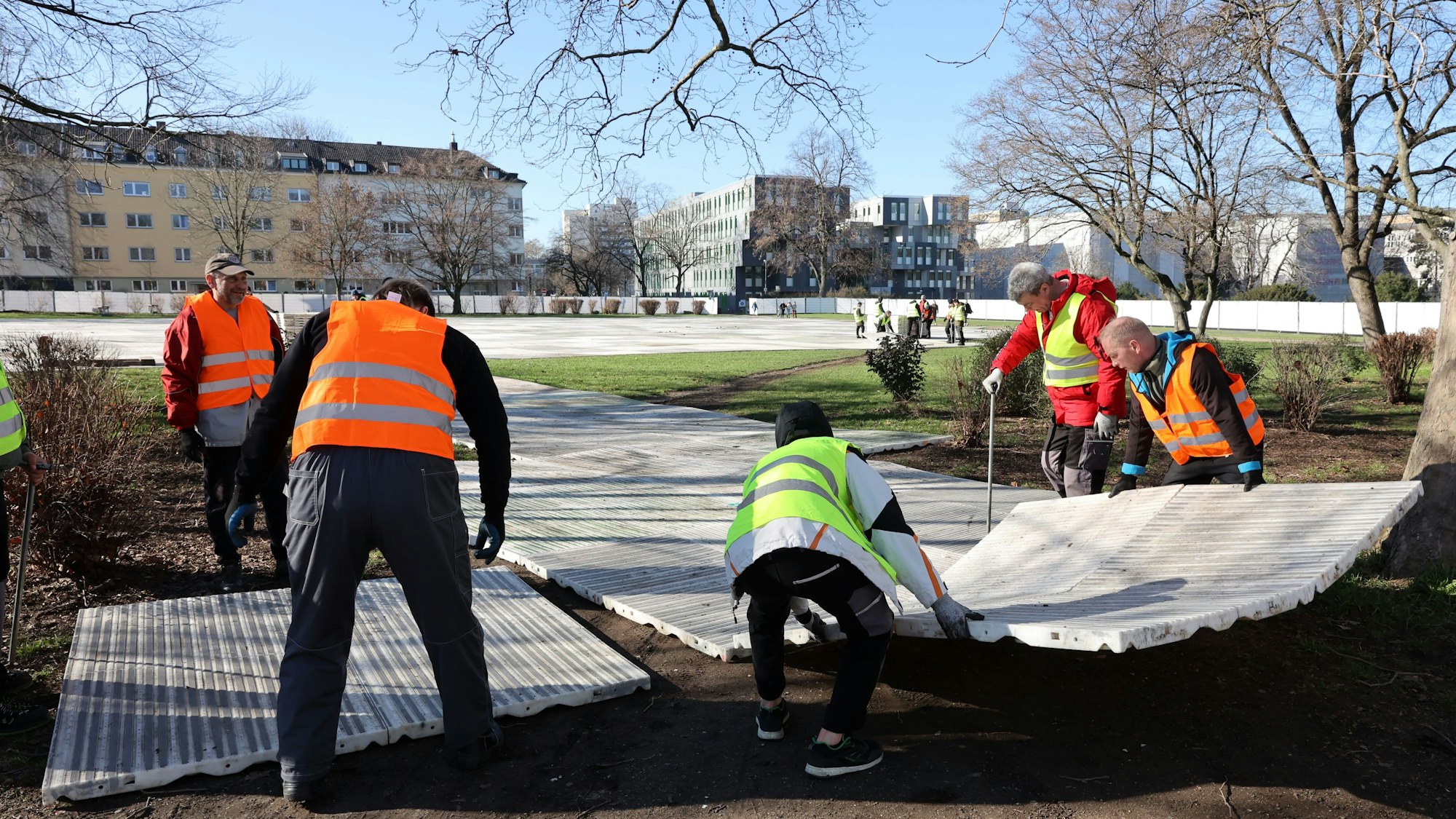 13.02.2023
Köln:
Uni-Wiesen wird vor Karneval mit Platten abgedeckt. Die Fläche liegt in einem Landschaftsschutzgebiet und so soll vor Schäden geschützt werden. Die Maßnahme kostet 500.000 Euro.
Foto: Martina Goyert