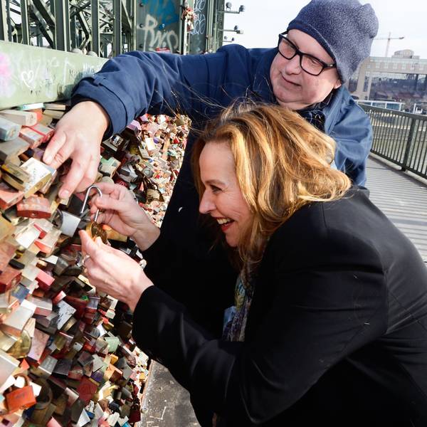 Nicole Sterck-Schultz und Frank Schultz hängen sie ihr zweites Liebesschloss an der Hohenzollernbrücke auf.
